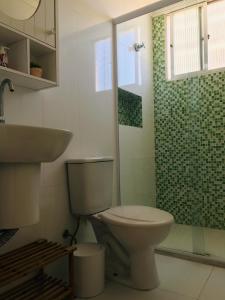 桑托斯Apartamento frente Mar Santos的一间带卫生间和淋浴的浴室