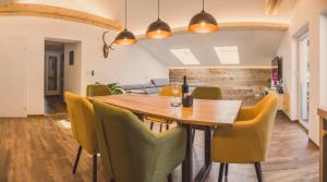 安纳贝格-伦格茨Apartment NinetyFour的一间带木桌和黄色椅子的用餐室