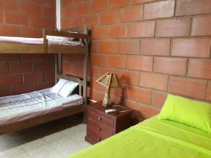 普拉亚斯Sol de Playa的一间卧室设有两张双层床和砖墙