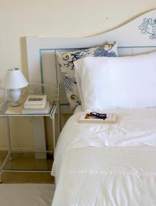 塞纳里奥罗La Rosa dei Venti的一间卧室配有一张带边桌和台灯的床