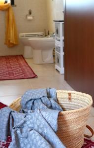 塞纳里奥罗La Rosa dei Venti的浴室的地板上装有一篮衣服