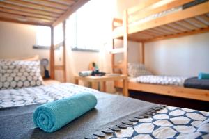 巴勒尔佩尼切冲浪之家旅舍的躺在床上的蓝色毛巾