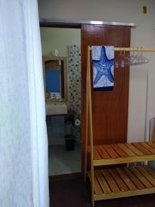 曼吉纽斯Pousada Container Eco Manguinhos的卧室配有一张双层床,门上设有十字架