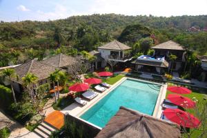 邦萨雷Tamarind Exclusive Villa的享有带游泳池和遮阳伞的房屋的空中景致
