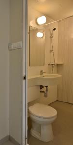 万隆Zodiak Kebon Kawung by KAGUM Hotels的浴室配有白色卫生间和盥洗盆。