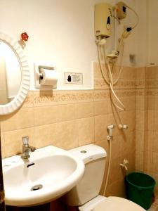 马尼拉Sola Eleganza Apartelle的浴室配有卫生间、盥洗盆和淋浴。