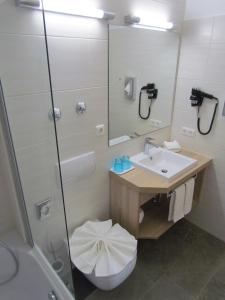 慕尼黑Hotel AMENITY的浴室配有卫生间、盥洗盆和淋浴。