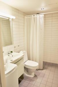 奥斯陆奥斯陆皇家公园奥卢弗雷蒙服务式公寓的白色的浴室设有卫生间和水槽。