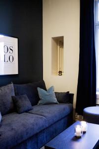 奥斯陆奥斯陆皇家公园奥卢弗雷蒙服务式公寓的客厅配有蓝色的沙发和桌子