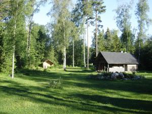 撒加迪Haaviku Nature Lodge的树丛中小屋