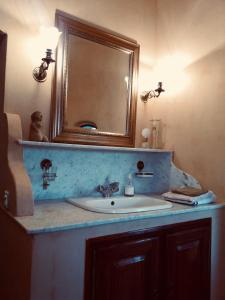 普罗旺斯艾克斯La Gracette的一间带水槽和镜子的浴室