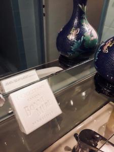 普罗旺斯艾克斯La Gracette的玻璃展示箱上两个花瓶