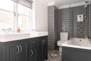 牛津The Oxford Loft - Central & Modern 2BDR Hidden Gem的一间带水槽、浴缸和卫生间的浴室