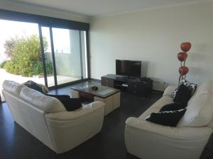 阿科达卡列塔Loreto Luxury的客厅配有2张白色沙发和电视