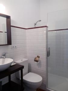 伊格拉德拉谢拉Las Jimenas的浴室配有卫生间、盥洗盆和淋浴。