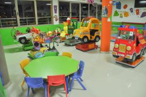 瓦尔扎扎特Motel Safari Budget的一间充满玩具车和桌椅的房间