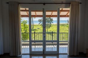 帕西库达Blue Sands Beach Resort的通往海景阳台的开放式门