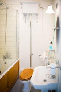 斯基普顿The Hayloft的浴室配有木制卫生间和盥洗盆。