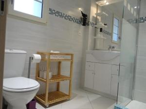 耶尔Appartement T2 50m² vue mer Presqu'il de Giens. RC的一间带卫生间和水槽的浴室