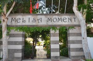 凯麦尔Melissa Moment Apart的米丘阿坎纪念碑入口的标志