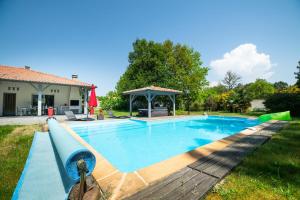 梅桑热Villa Messanges (piscine & spa)的一个带凉亭的庭院内的游泳池