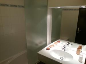 瓦诺斯酒店的一间浴室