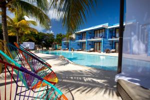圣乔治蓝湾度假酒店的一座与度假村相连的建筑旁边的游泳池