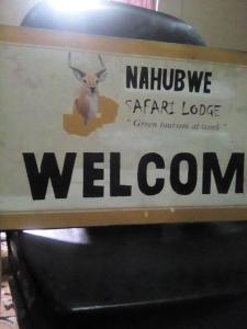NgomaNahubwe Safari Lodge的酒瓶边的标志