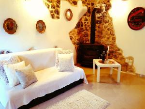 VrgoracEthno Village Kokorici的卧室配有白色的床和燃木炉。