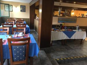 班奴古斯布里萨玛酒店的一间配备有蓝色桌椅的用餐室