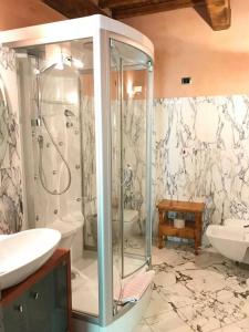 Corfino全景酒店的带淋浴和盥洗盆的浴室