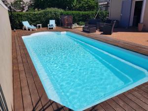 马赛Villa Cottreau的木制甲板上的大型蓝色游泳池