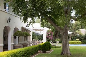 斯泰伦博斯夏林宾馆的白色的房子,有树和院子