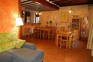 ValdeandeCasa rural Valdecid的客厅配有沙发和桌椅