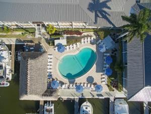 那不勒斯那不勒斯湾海湾酒店的享有度假村游泳池的顶部景致