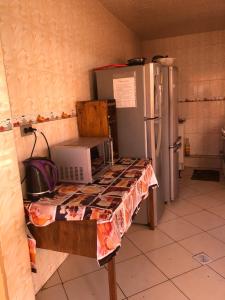 安托法加斯塔Casa Alejandra的厨房配有带微波炉和冰箱的桌子
