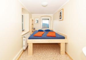 MittelndorfBergoase Hütte und Hostel Sauna Kamin Lagerfeuer的一间卧室配有蓝色的床和两个枕头