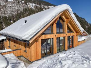 湖城Chalet See Tirol - Ischgl/Kappl的小木屋,设有雪盖屋顶