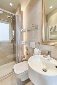 维琴察AppartamentoPalladio140的一间带水槽、卫生间和淋浴的浴室