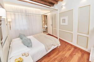 维琴察AppartamentoPalladio140的一间铺有木地板的白色卧室,配有一张床