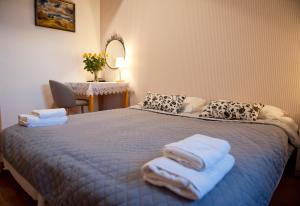 克拉科夫冬卡西米旅馆的一间卧室配有带毛巾的床