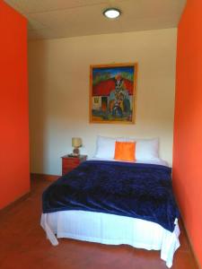 马塔加尔帕Hostal Casa Vieja的一间卧室配有一张壁画床