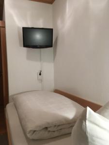 盖瑟尔温德汉内洛雷伽斯特豪斯酒店的小房间设有一张床和一台平面电视
