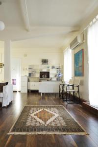 雅典Apartment with Rooftop Terrace & Acropolis View的客厅铺有木地板,配有地毯。