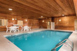 Dakota Dunes南达科他州达科他沙丘卡尔森江山旅馆的一座带木制天花板的建筑中的游泳池
