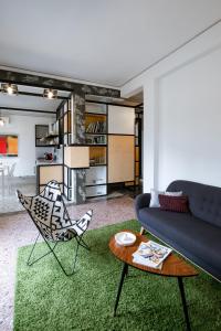 雅典Living modern in the centre of history的客厅配有沙发和桌子