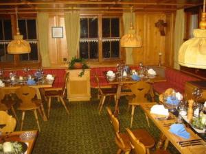 维克托尔斯博格兰德-&帕诺玛盖斯豪弗斯昂奥斯特酒店的一间带桌子和红色沙发的用餐室