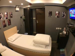 香港精品旅馆的一间医院间,配有床和电视