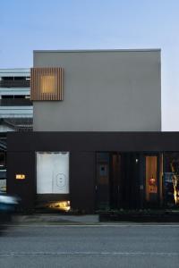 金泽Ishizue TABI-NE的黑色的建筑,有窗口,上面有数字