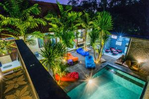 蓝梦岛舒巴旅馆的享有棕榈树游泳池的顶部景致